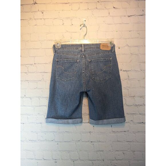Levi's stretchy knee length Bermuda shorts size 2 - Picture 2 of 4